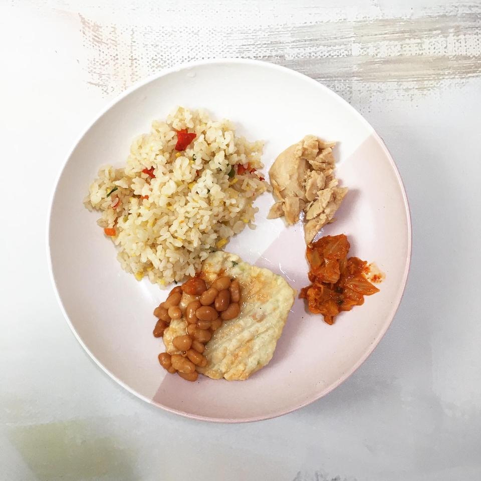 도시락 구성도 괜찮아요 도시락 그릇에 옮겨담으면 이정도인데 생각보다 넉넉하다고 느껴요