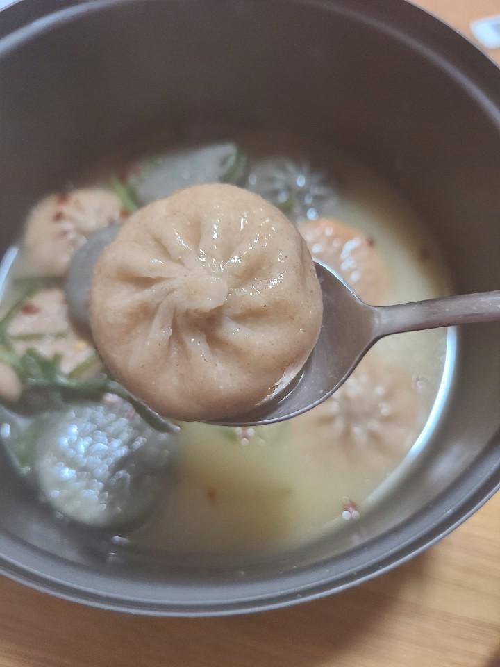 만두국 끓여먹었는데 맛있어요 ㅋㅋㅋ
김치만두 별로 안좋아하는데도 맛있네요
잘먹을게요~~