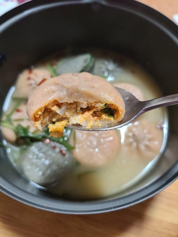 만두국 끓여먹었는데 맛있어요 ㅋㅋㅋ
김치만두 별로 안좋아하는데도 맛있네요
잘먹을게요~~