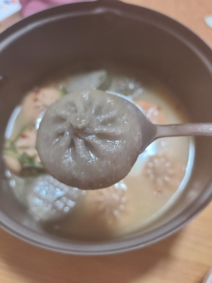 만두국 끓여먹었는데 맛있어요 ㅋㅋㅋ
김치만두 별로 안좋아하는데도 맛있네요
잘먹을게요~~