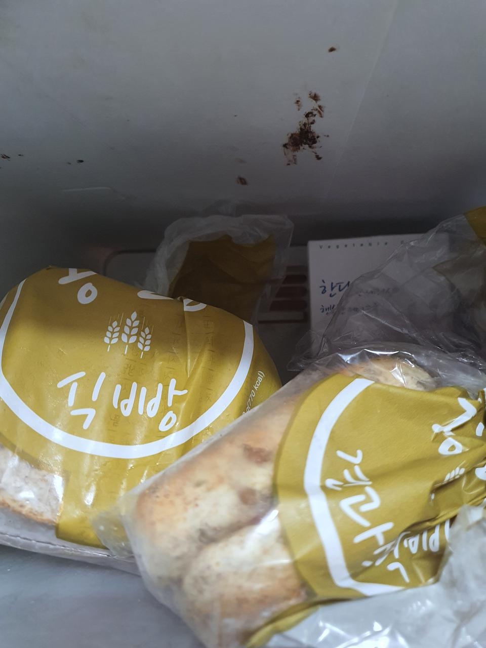 통밀빵인데도  촉촉하고  맛있어요