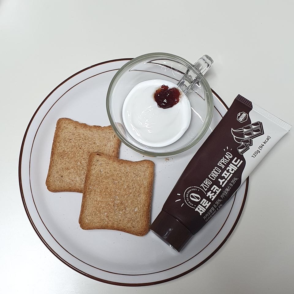 완전 진한 초코맛은 아니지만, 미주라토스트에 발라먹으면 아주 제법 초코과자 맛을 느낄 수 있어서 스트레...