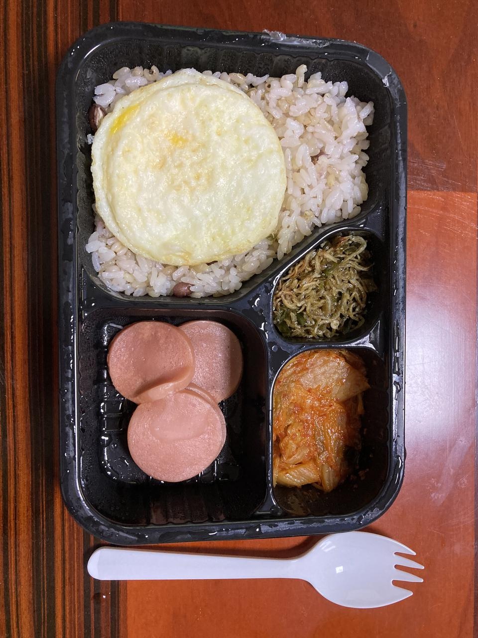 우선 배송 저녁에 확인하긴 했는데 아이스팩이 다 녹긴 했지만 냉기가 남아있어서 먹어도 될거 같구요. 종류...