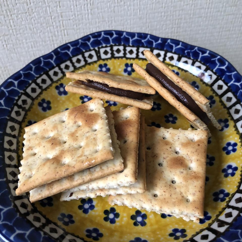 통밀 크래커에 초코 스프레드 샥샥 해서 죄책감 없이 초코 즐겨서 너무 좋아요!