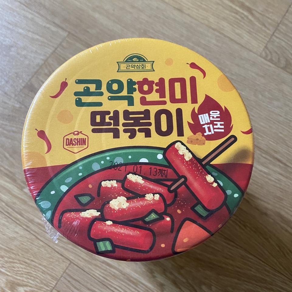 전에 매운치즈 말고 일반맛 먹었는데 다이어트 떡볶이 치고는 맛있었는데 새로운 매운치즈 맛 나왔길래 구매...