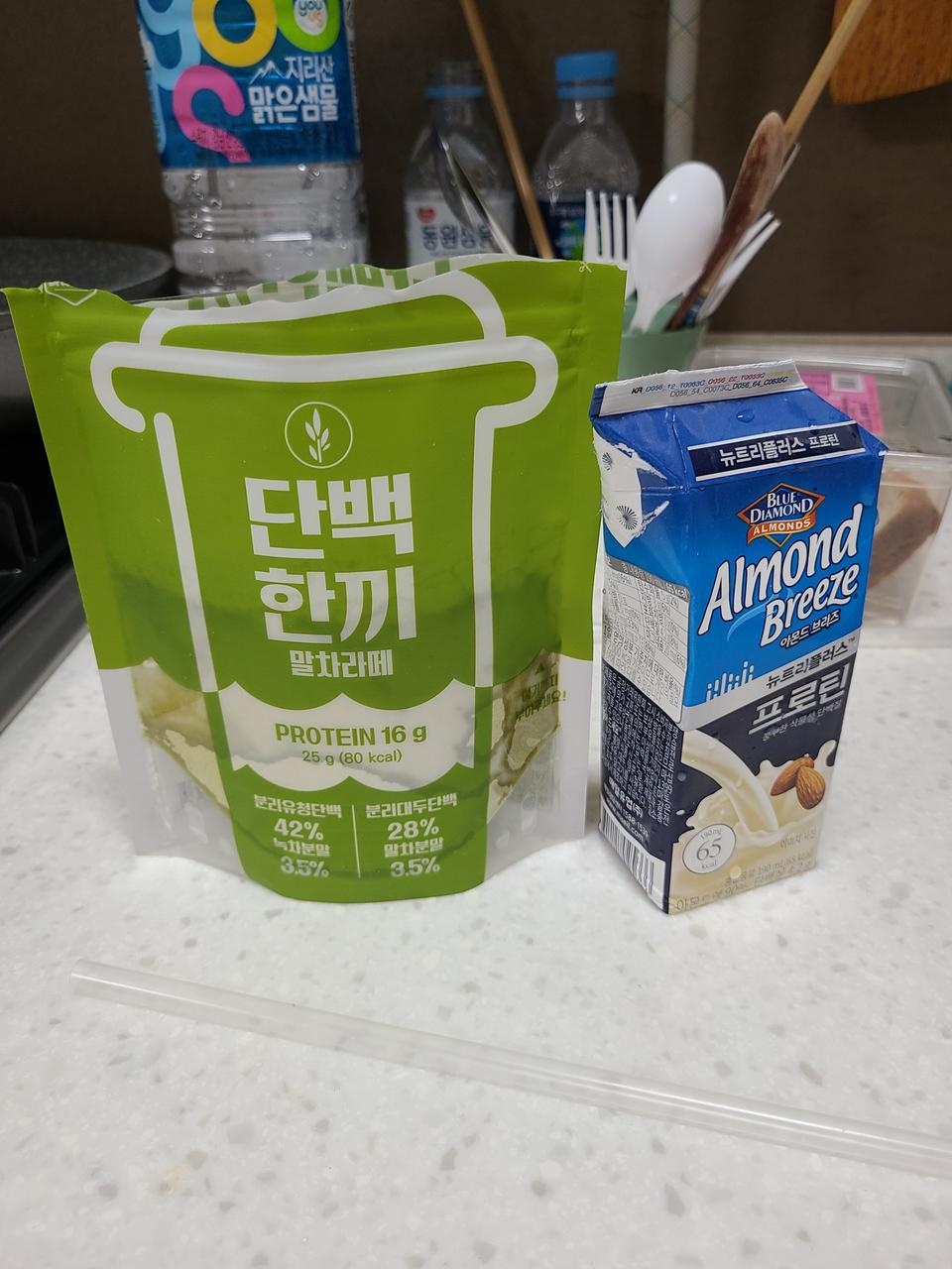 제가 말차 덕후인데요.. 칼로리도 낮고 아몬드브리즈에 타먹어봤는데도 말차맛이 나다니요...