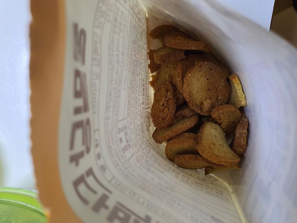 맛있어요 약간 딱딱한 마늘빵맛? 근데 좀 딱딱해서 이 안좋으신분들은 힘들수도 있어요