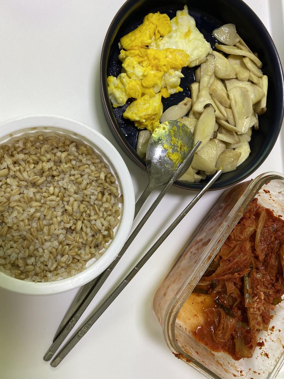 씹는 맛이 그냥 일반 흰밥보다 더 좋아서 맛있어요. 소화도 잘되는 편이에요.