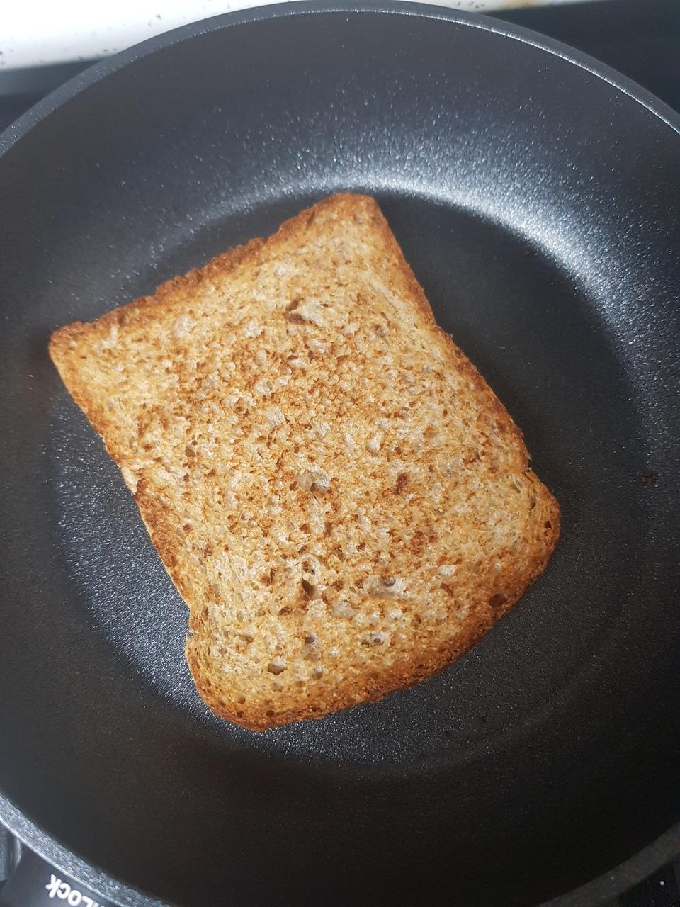 맛있어요 일반식빵보단 조금 작지만 ㅠ
기름없이 구워먹으면 바삭하고 고소하니 맛나요