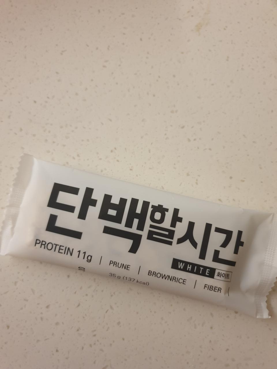 빨간거랑 하얀거 초코맛 이렇게 샀는데 초코에만 손이가네용ㅋ 
먹을만 해요~ 매일 먹으니까 질리긴 하는데
...