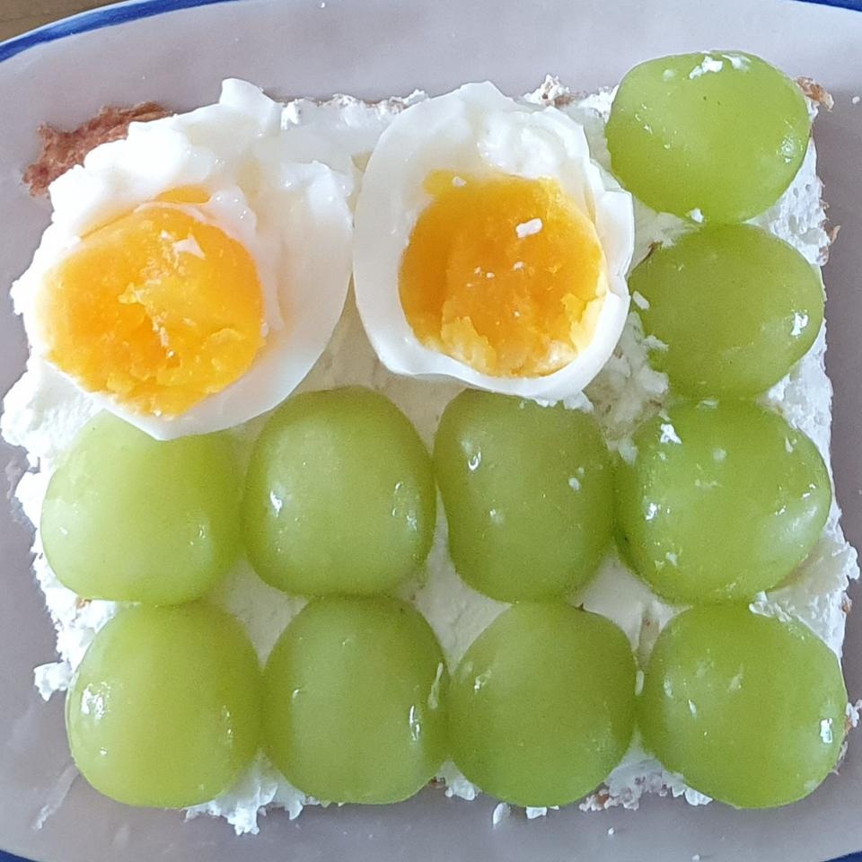 그릭요거트랑 같이사서 요거트 발라서 계란이나 과일 올려 먹으니 너무 맛있어요! 그냥 먹어도 담백하니 맛...