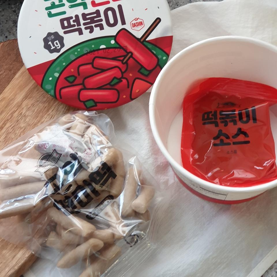 배송이 하루만에 오네요! 떡이 쫄깃쫄깃해서 쌀떡 좋아하는 분들은 대부분 좋아하실거같아요 양념도 기대이...