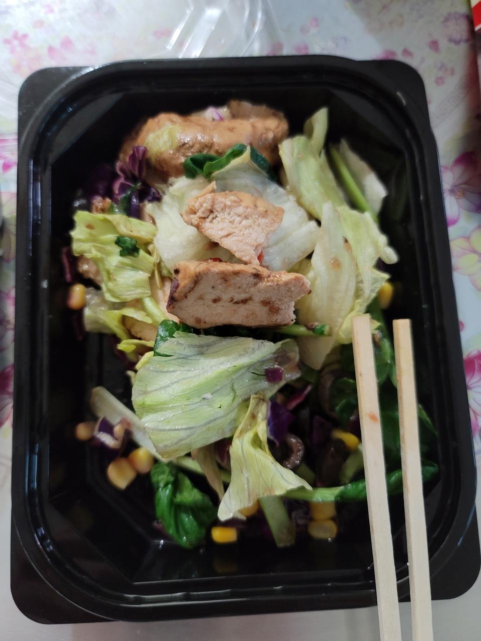 맛있어요 드레싱소스가  부족하네요 좀 늘려서 더 주세요
