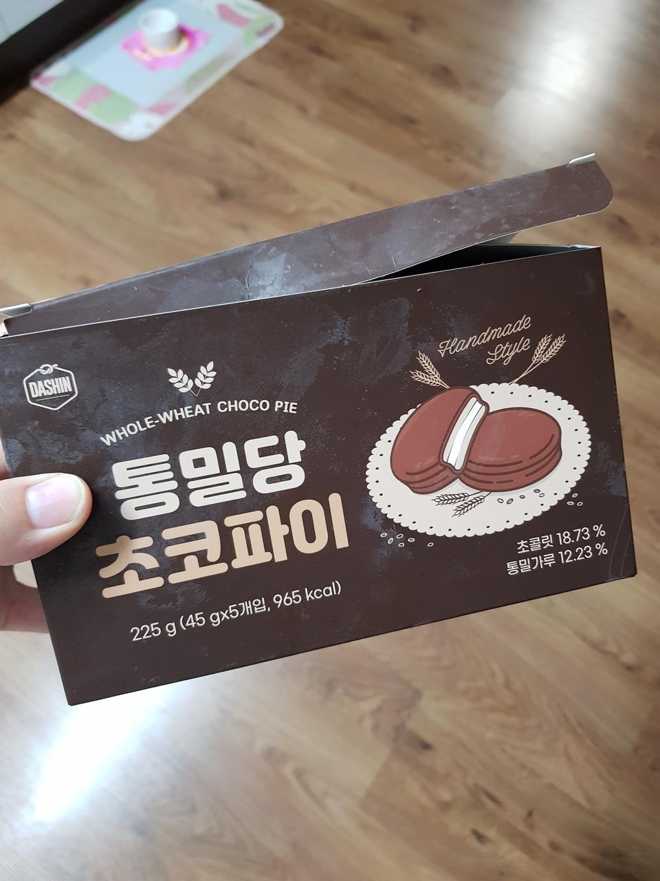 다크초코에 얇게 들어간 크림이 같이 어울려서 맛있네요