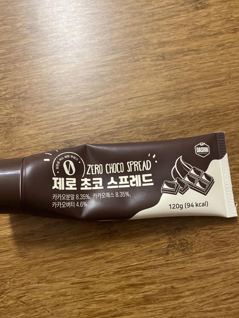 초코색이긴한데..초코맛이 많이 안나요 대체감미료 약간 화한 맛도 나구요 크래커에 짜 먹으면
초코맛보다 ...