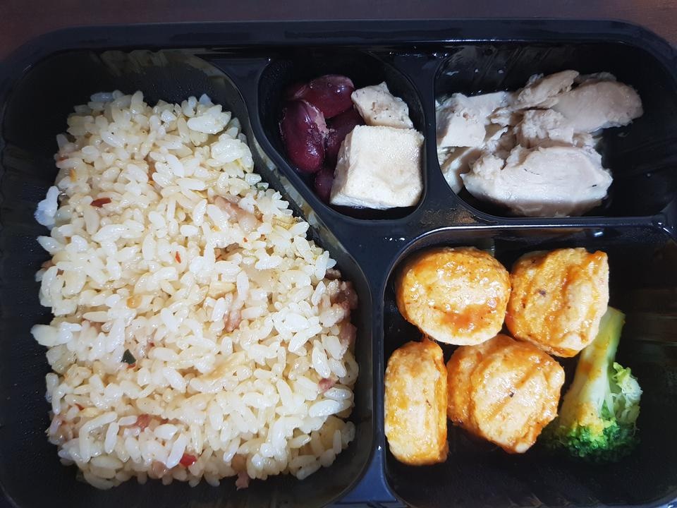 다이어트 생각하고 산건 아닌데 지금까지 먹었던 냉동도시락 중 가장 괜찮은것같아요ㅋㅋ
옵션에서 일회용 ...