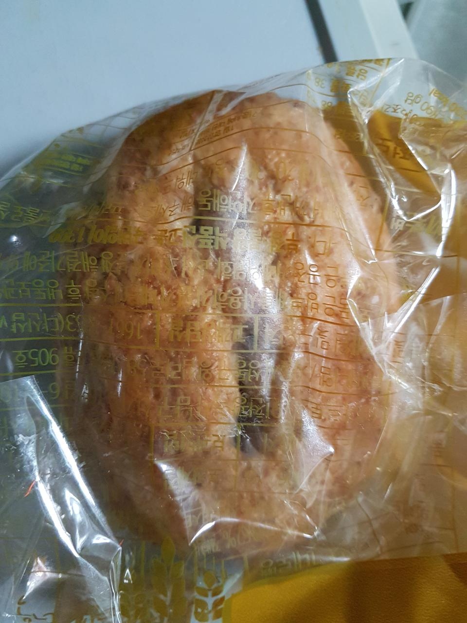 다른 빵 보다는 옥수수빵이 커서 그런지 칼로리가 살짝 더 높은데 먹으면 포만감 있고 맛도 좋아요.