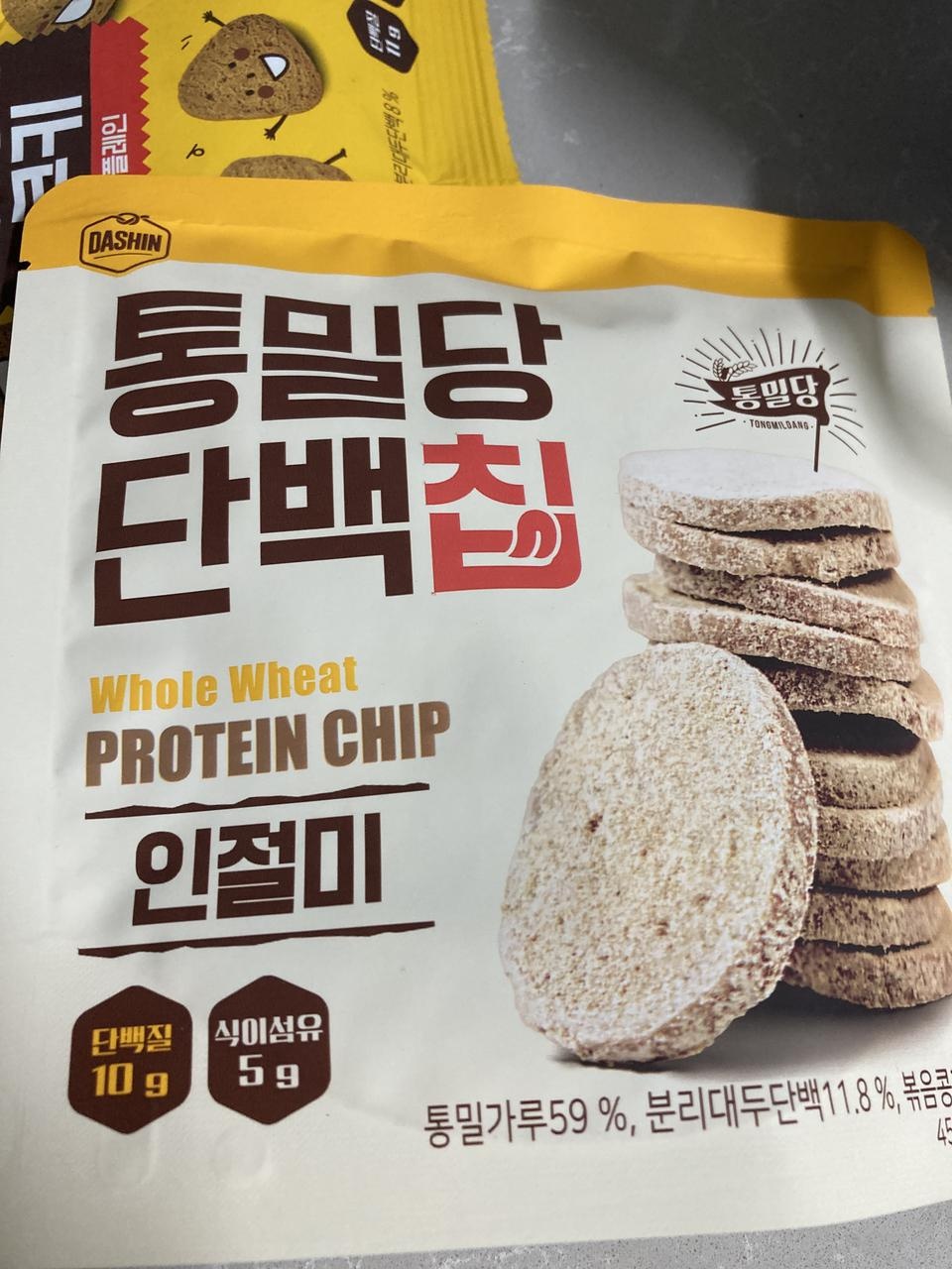 개인적으로 갈릭맛이 진짜 맛있어요~!!
보통 마늘바게트과자보다 약간더 딱딱한 느낌으로 저는 오히려 씹는...