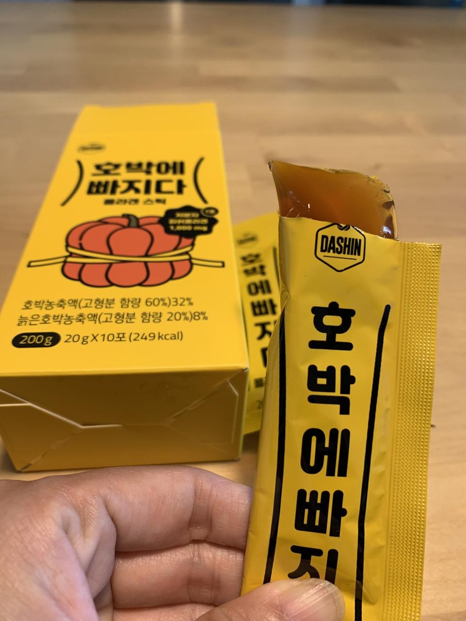요즘 자고일어나면 얼굴이 푸석해서 주문해봤는데 일단 만족해요. 음~ 젤리가 넘 탱글탱글해서 왠지 피부도 ...