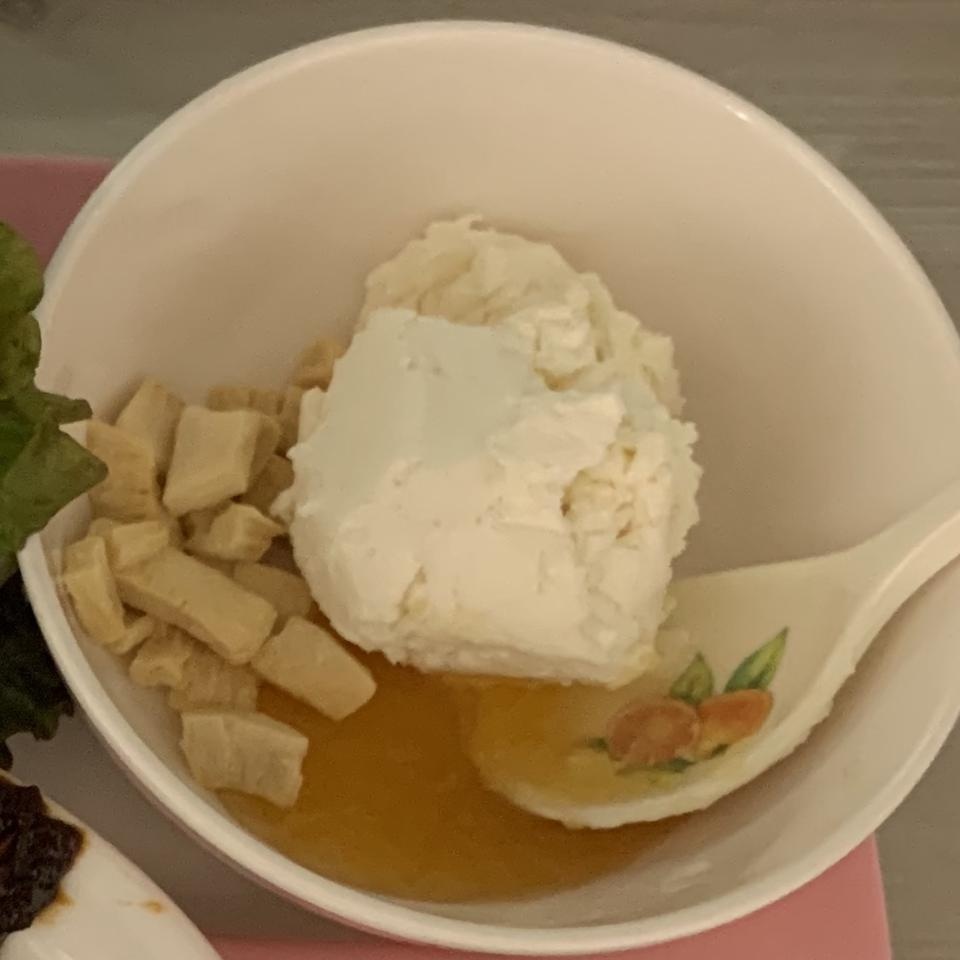 그릭요거트인데 엄청 꾸덕하진않아서 먹기 편했어요 너무 꾸덕하면 목막히더라구요 저는ㅎㅎㅎ
맛이 강하지 ...