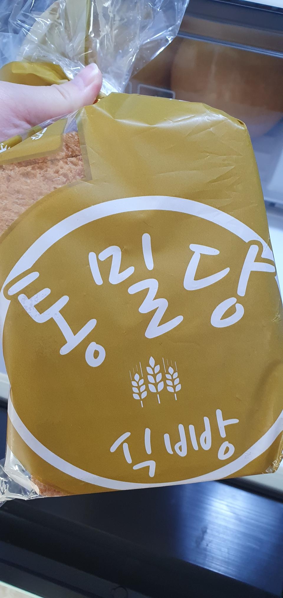 건강한 맛이에요~ 여기 빵 포장 뒷면에 설명들이 전부 빵색깔로 적혀있어서 안 보여요... 그냥 까만색으로 ...