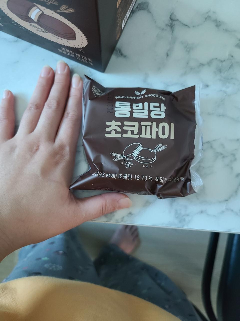 일잔 초코파이보다 훨씬 달지 않으면서 맛있어요..몽쉘이란 비슷하다는데. 몽쉘보다 훨씬부드럽고 덜 달지만...