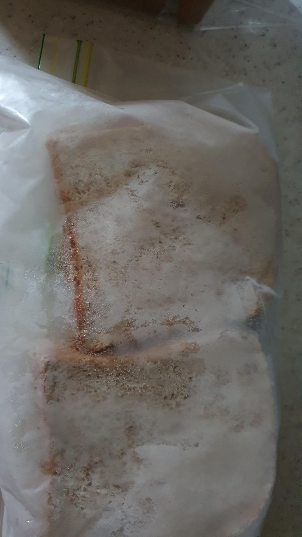통밀빵들이 유통기한이 짧은 단점이 있지만 그래도 고소하고 든든함에 받자마자 반은 먹어치우고 반은 바로 ...