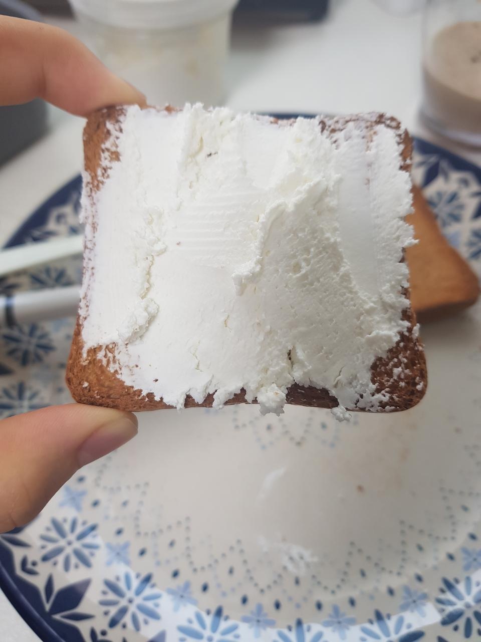 진짜 맛있어요 시중에 파는 그릭요거트는 약간 진짜라고 말할수없어요 꾸덕한게 빵이나 미주라 토스트에 발...