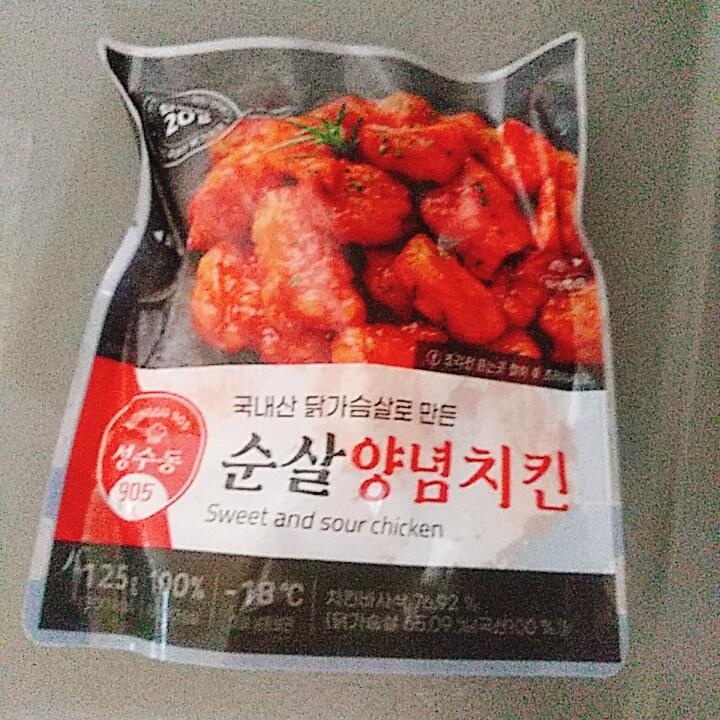 맛있었구요 의외로 살짝 매콤했어요 양념이 골고루 안 묻어있는데 맛 보는 데 신경 쓰일 정돈 아니었어요