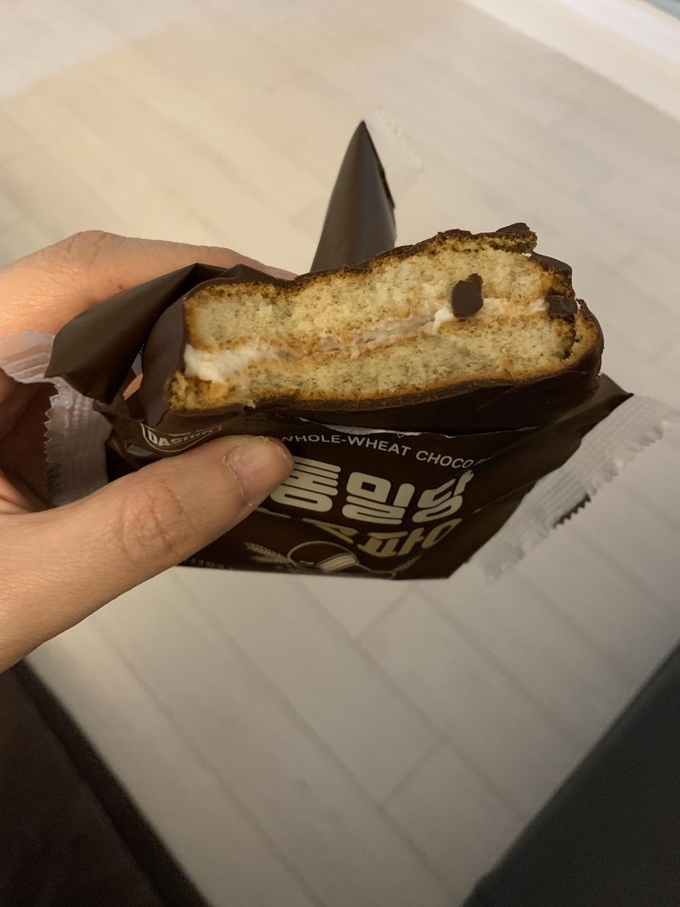 기대이상으로 맛있는데요!!
초코파이라기 보다는 몽쉘통통 맛이에요
통밀이라고 해서 맛 없을 줄 알았는데 ...