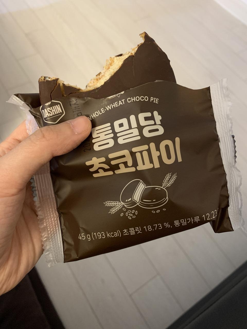 기대이상으로 맛있는데요!!
초코파이라기 보다는 몽쉘통통 맛이에요
통밀이라고 해서 맛 없을 줄 알았는데 ...