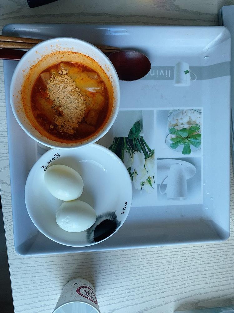매운 치즈맛이 기본맛보다 더 맛있어요 지금 세번째 다시 구매 중입니다