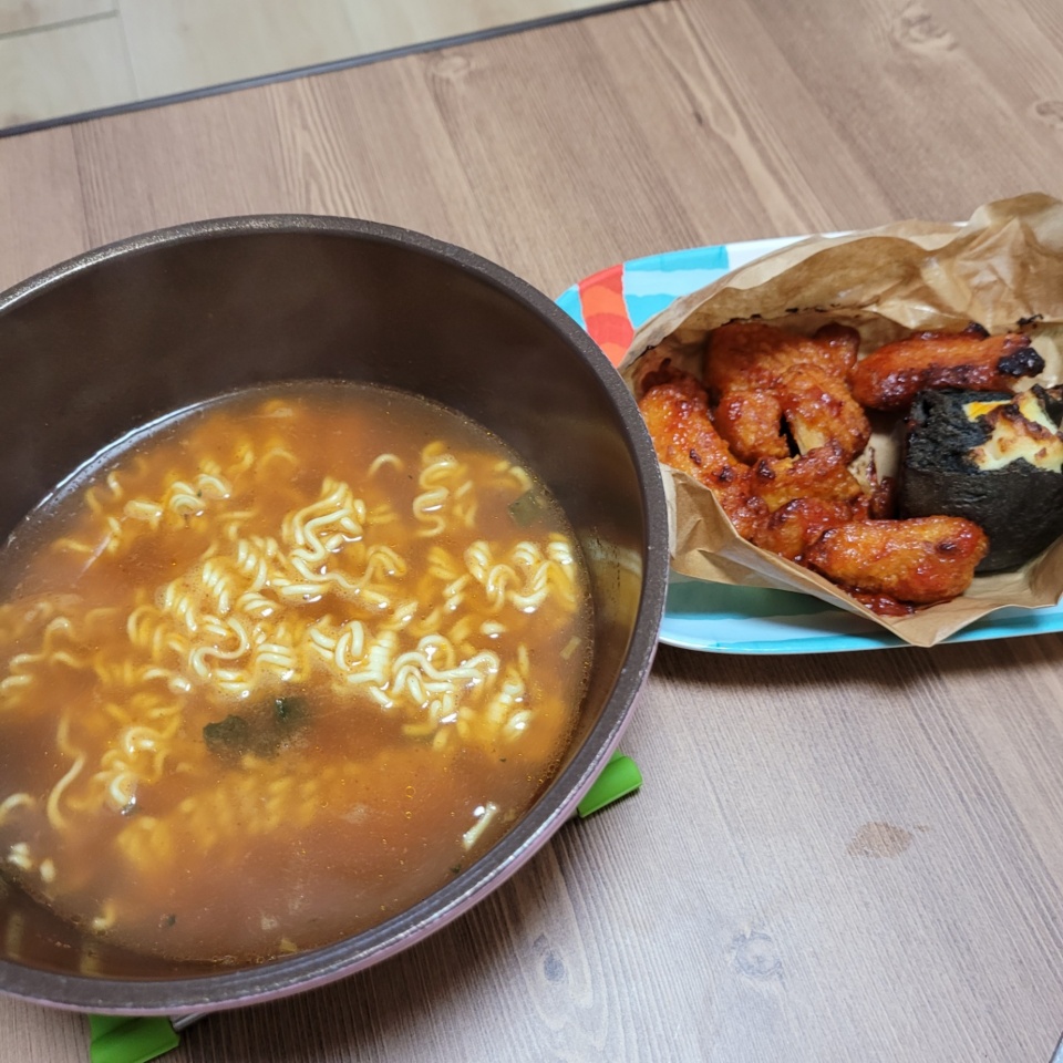 양념치킨에 빵 먹으려고 했는