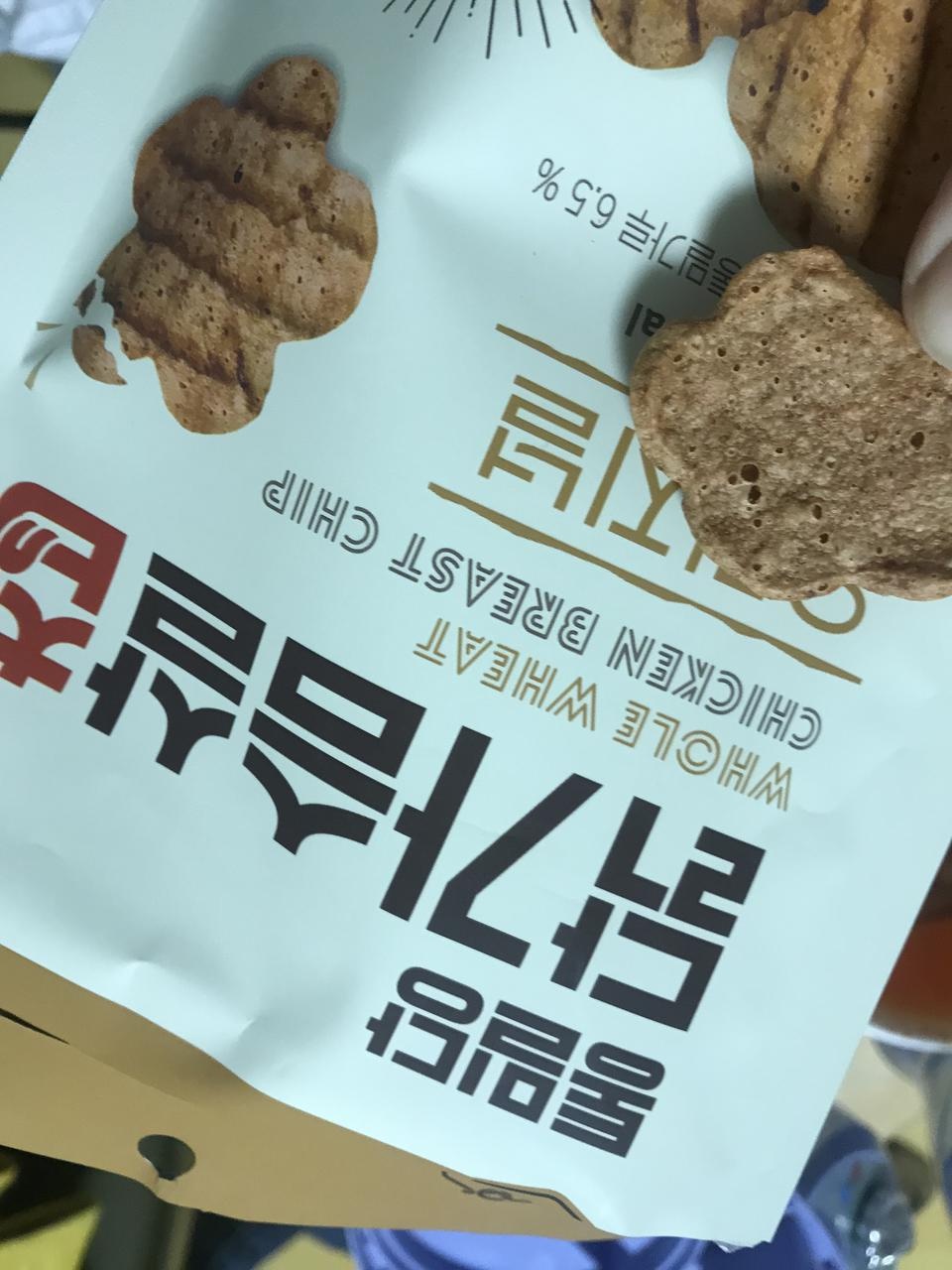 기름에 튀긴 일반 칩보다 맛있지는않지만 나쁘지않습니다.
조미느낌도 없고 담백하고 괜찮습니다.