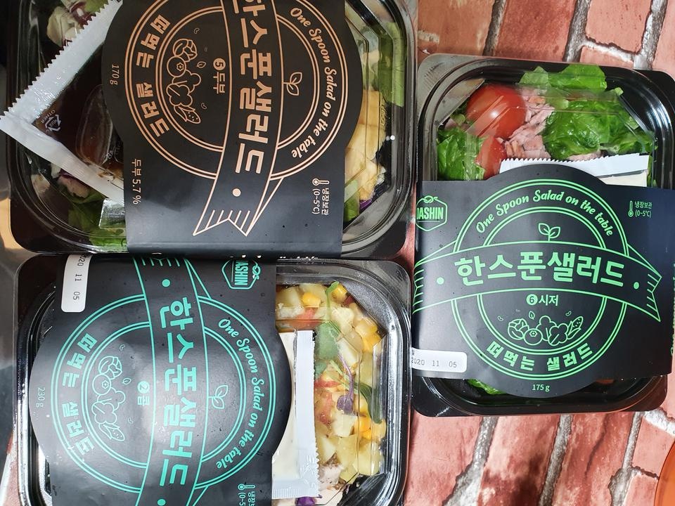3개는 먹고.. 샐러드 다 맛있어요^^