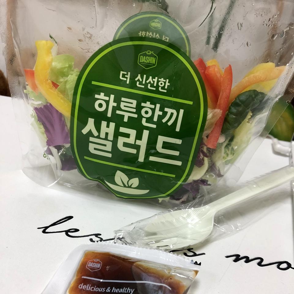 일회용 스푼도 함께 줘서 회사에 가지고 다니면서 샐러드 먹기 간편해요!