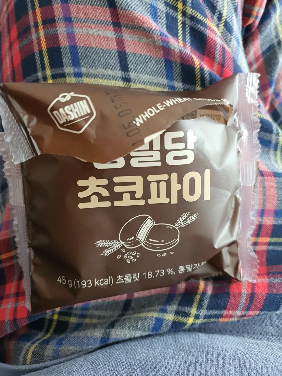 배송 빠르게 왔어요 아이스팩하나  넣어 포장해주셨어요  다크초콜릿맛이 강하고 아무래도 오리온보다 부드...