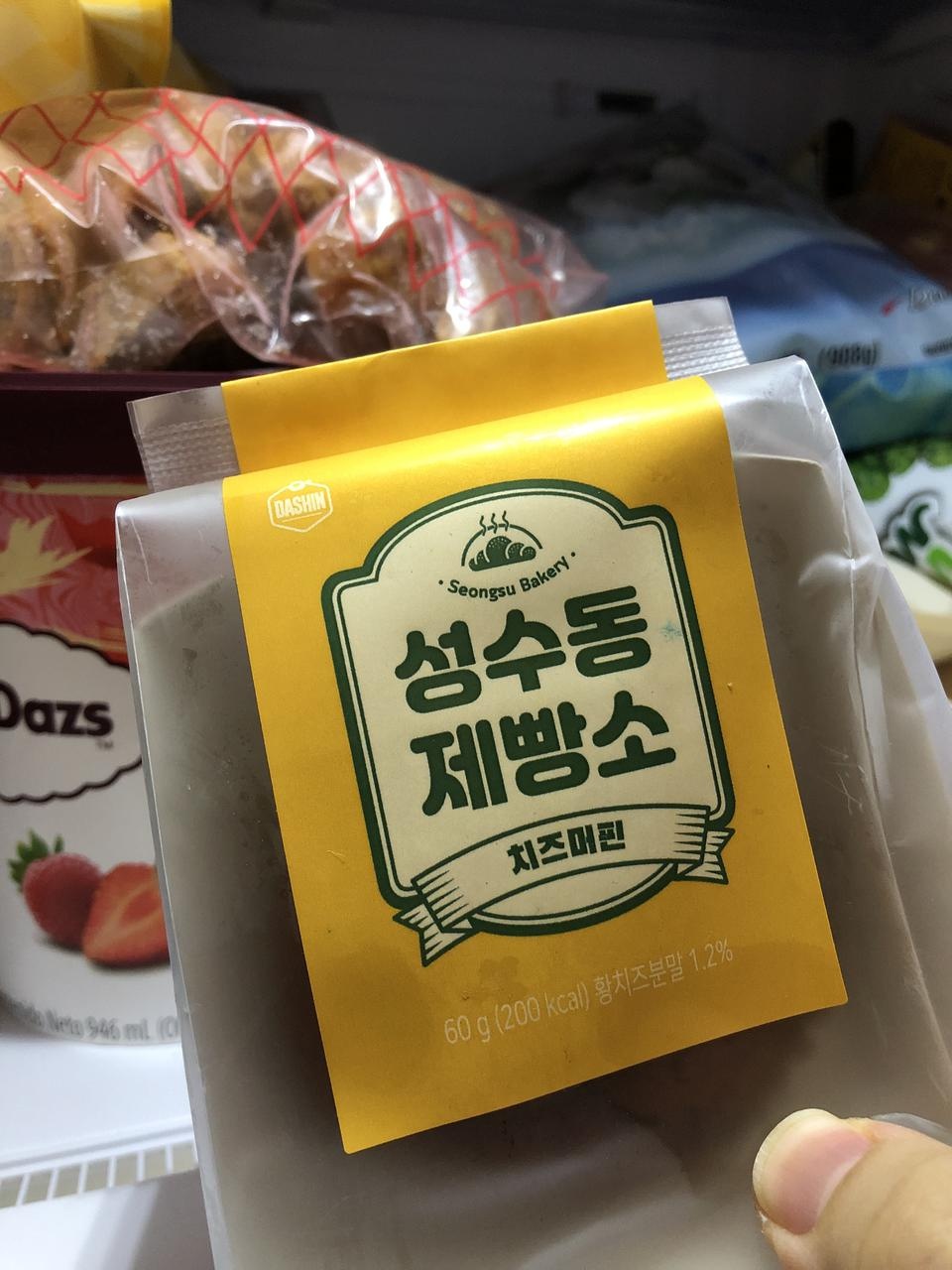 크기는 정말 작네요 ㅎㅎ
그래도 간편하게 섭취하기 좋아요
치즈맛도 나고 빵 대체용으로 괜찮네요.