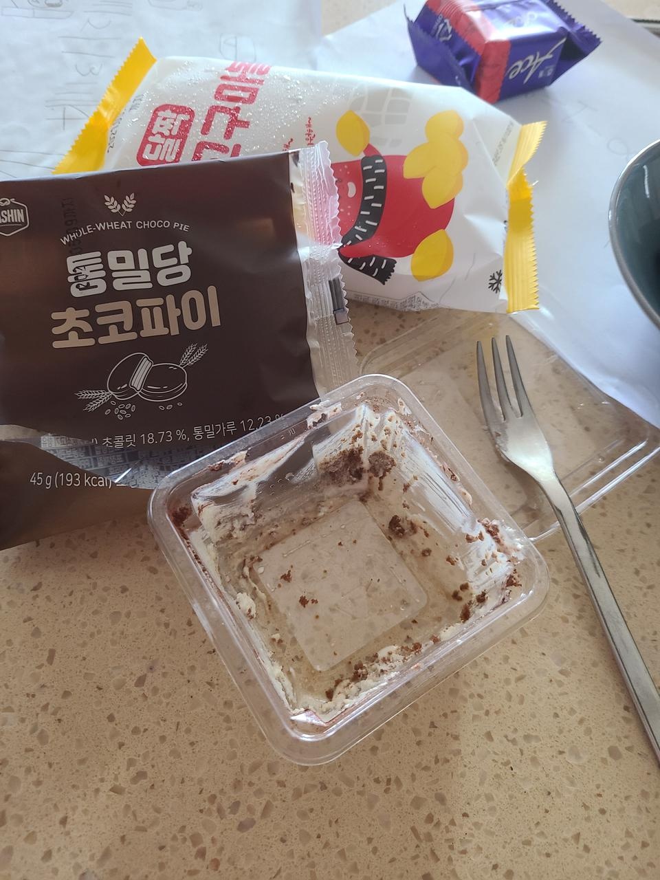받자마자 맛봤는데 완전 부드럽고 통밀이라 텁텁할줄알았는데 일반 초코파이보다 훨씬부드럽고 맛있어요 겉...
