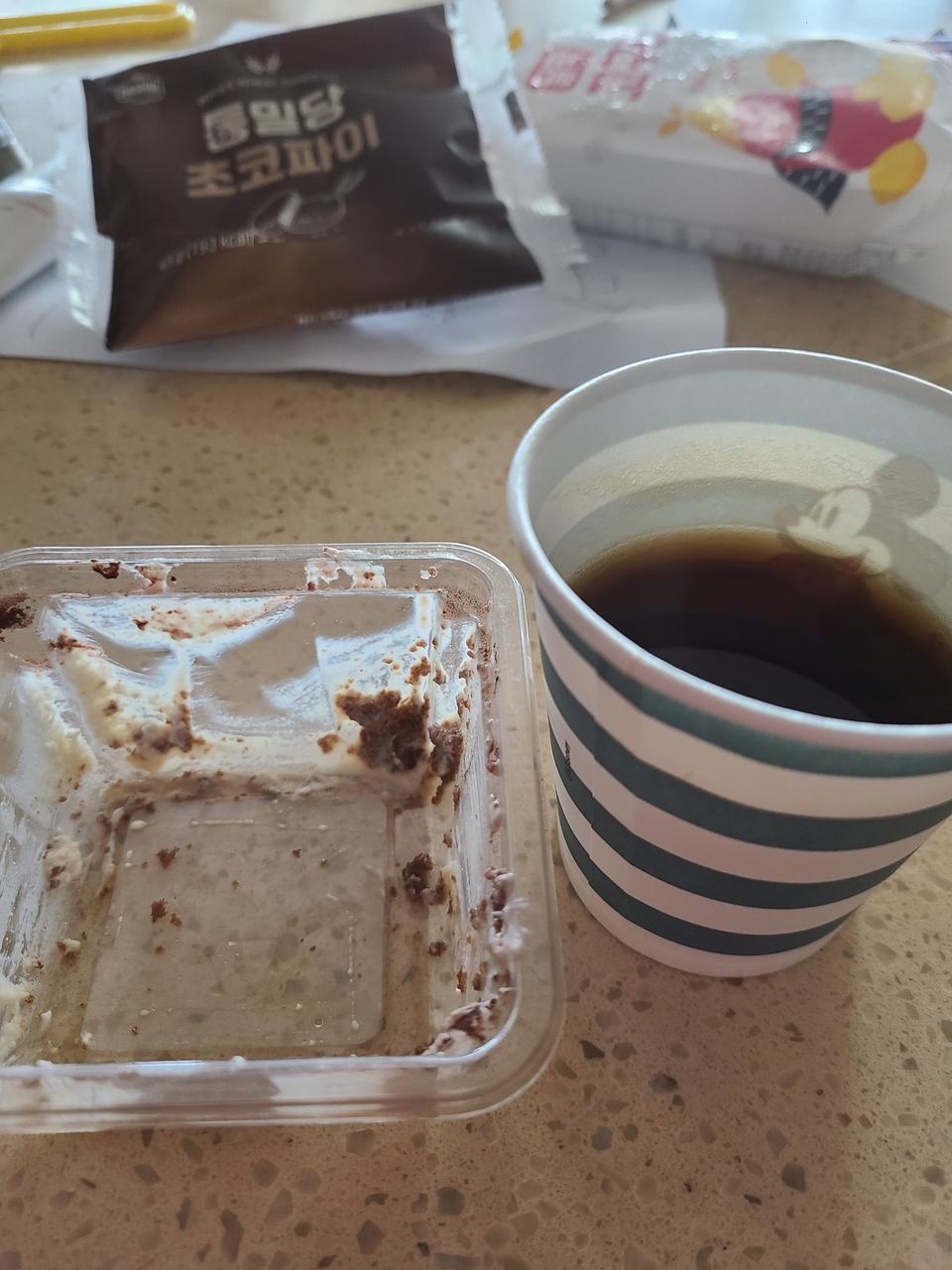 살짝 두부맛이나는데 티라미수맛입니다.
부드럽고 맛있어요 양이작아 아쉽ㅋㅋ