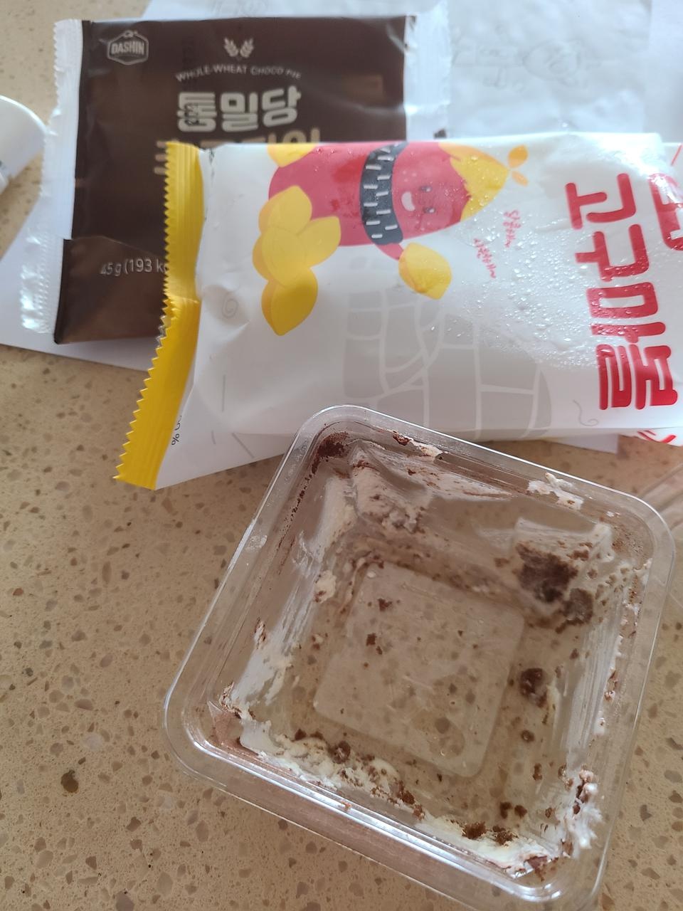 아직 맛은안봤어요 함께시킨 티라미수 통밀초코파이 쳐먹쳐먹하느라ㅋㅋ 살짝해동되믄 먹어야겠어요 생각보...