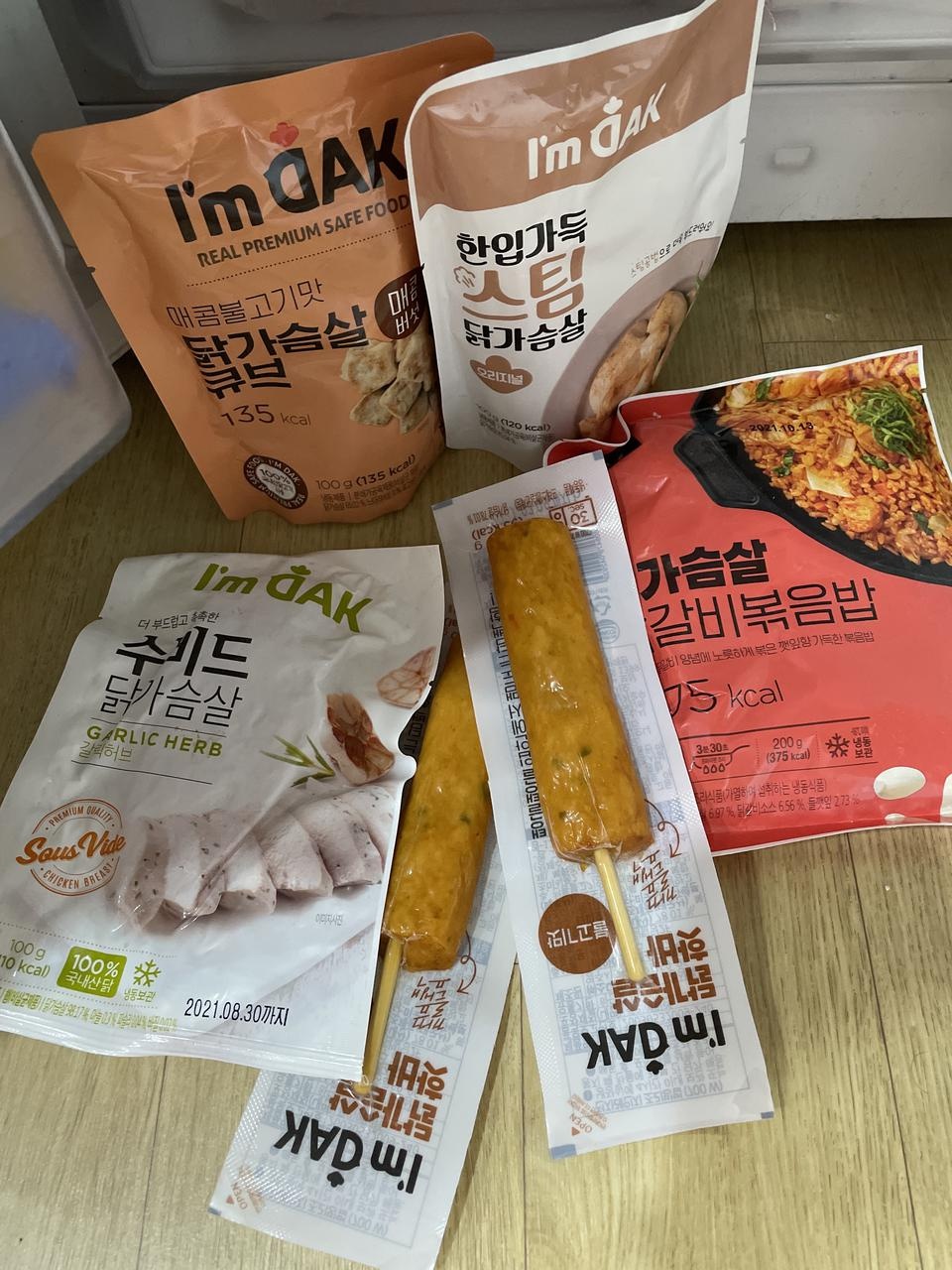 배송도 빨랐구요! 전에 먹던 큐브와 다른 걸 주문 했는데 이것도 맛있네용 촉촉하고 괜찮아서 다이어트식이...