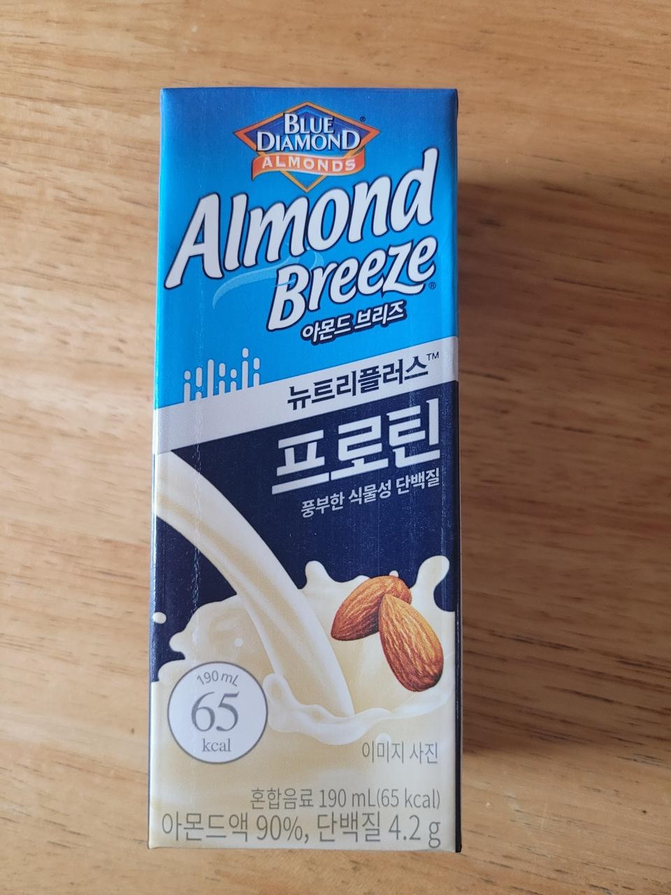 고소한맛이 아주좋고 약간의단맛도있어어 좋았어요 이왕이면 단백질섭취도 같이하고싶어서 프로틴으로 선택...