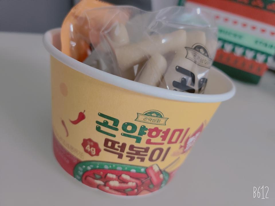 맛있어요, 
첨에 한입 먹었을땐  매운지 몰랐는데 두입 세입 먹으니 맵네여  :) 1  +1행사로 쟁여놓고 먹으...