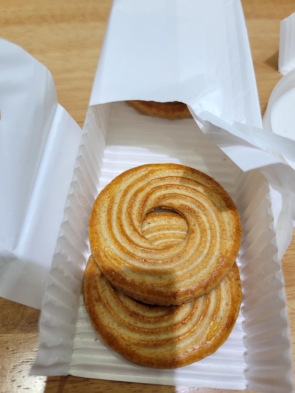 달지도 않고 맛있어요
도넛은 폭신하고 쿠키는 딱 쿠키맛인데 덜 달아요~
그릭요거트 발라먹으니 넘 맛나요