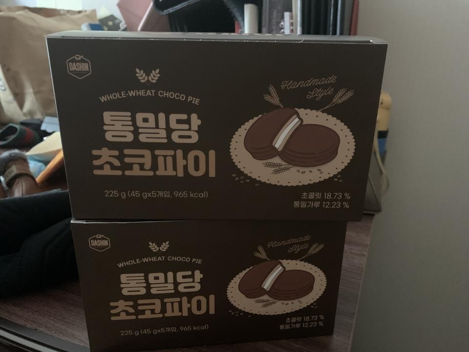 다크초콜릿과 생크림
초코파이처럼 단맛은 나지 않으나
괜찮네요
다이어트 제품은 아니지만
그래도 맛있게 ...