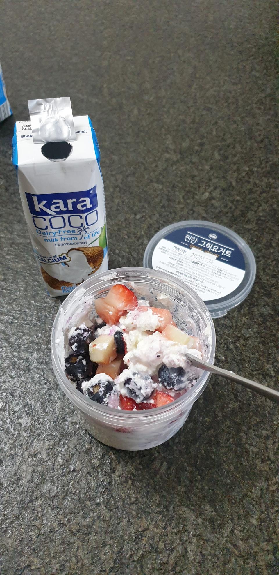 진짜 꾸덕해요. 맛있습니다. 같이 주문한 코코넛밀크랑 과일 넣어 먹으니 더 맛있습니다.
