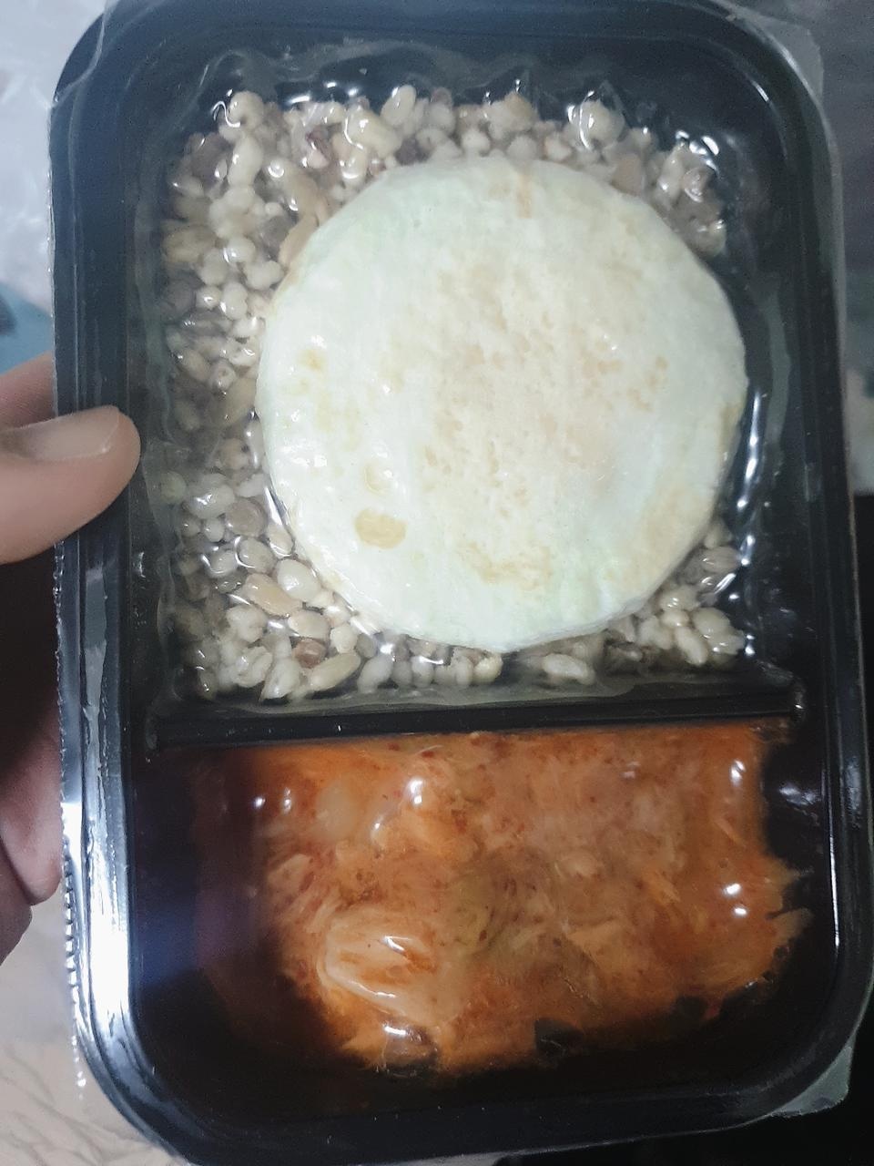 도시락마다 계란이 있어서 너무좋아요 칼로리도 높지않고~ 다른 손바닥만한싸이즈 도시락 먹다가 너무비싸고...