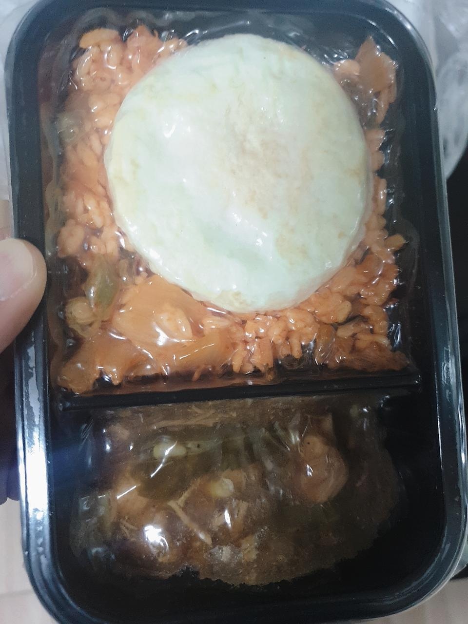 도시락마다 계란이 있어서 너무좋아요 칼로리도 높지않고~ 다른 손바닥만한싸이즈 도시락 먹다가 너무비싸고...