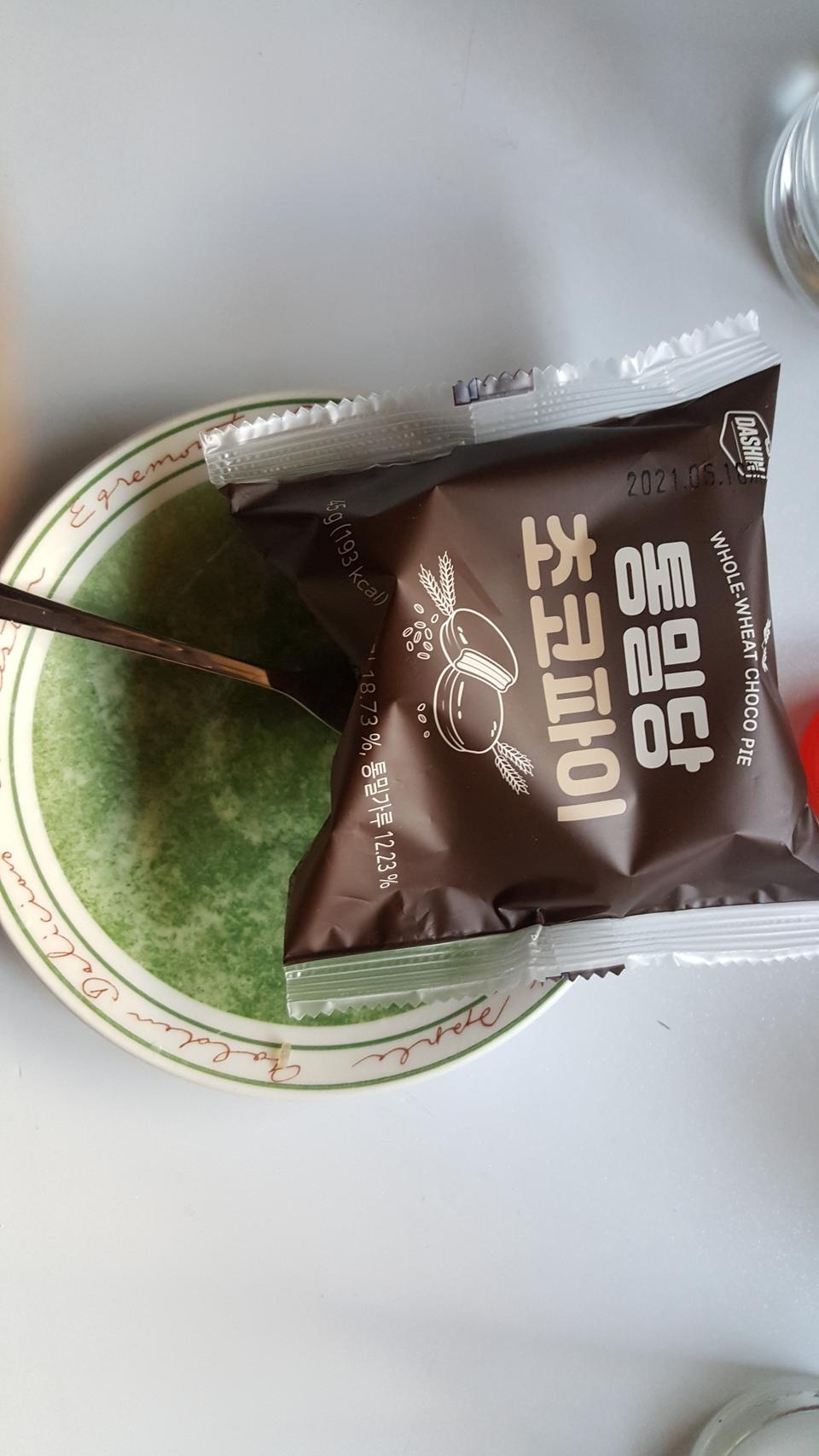 적당한단맛 진한 초코맛 부드러운크림이 어우러져 내가 바라는 초코파이 바로 그맛입니다